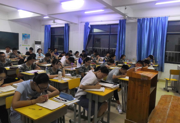方主任动员会学生作笔记.jpg