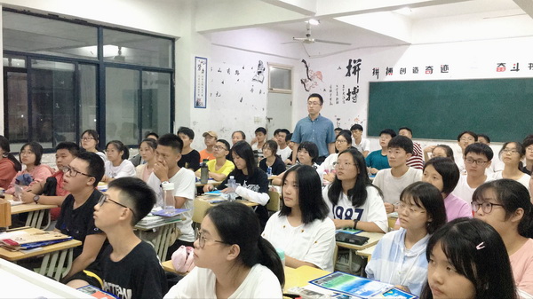 开学第一课新闻是方修亮-2-x.jpg
