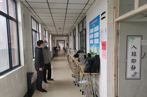 王校助陪同市局领导检查高三二模考试及高二初二复学工作.jpg