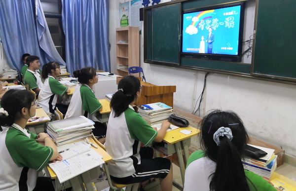 高二年级观看第一课1.jpg