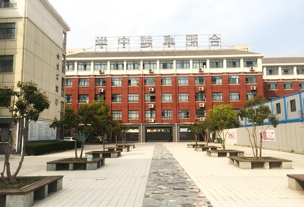 精心设计布置的美丽花卉成为校园景3.jpg