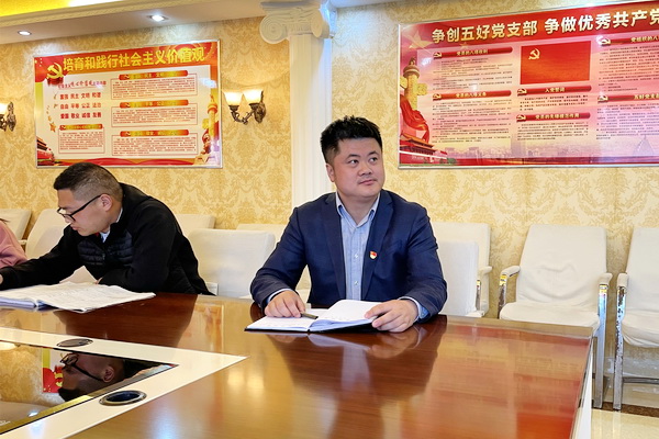 党支部书记石新主持学习活动-6.jpg