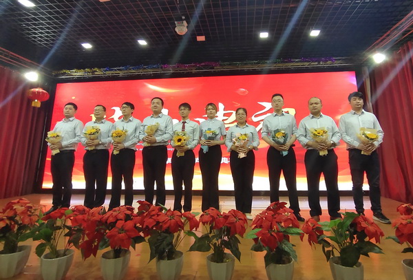 班主任手捧鲜花.jpg