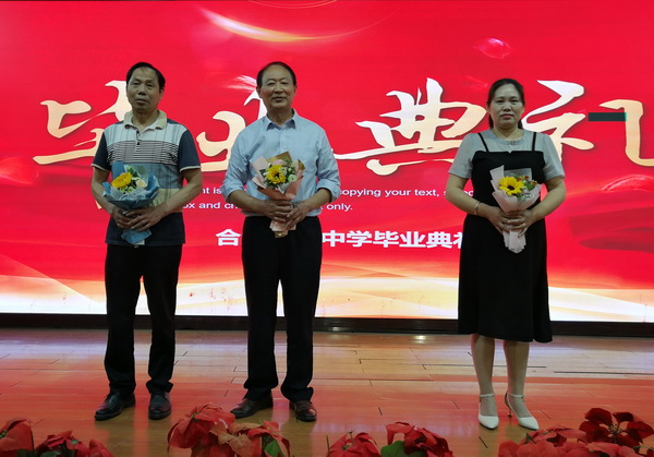 生活老师接受献花.jpg