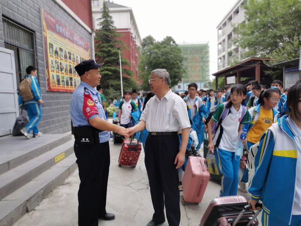 警察到校帮助护送学生.jpg