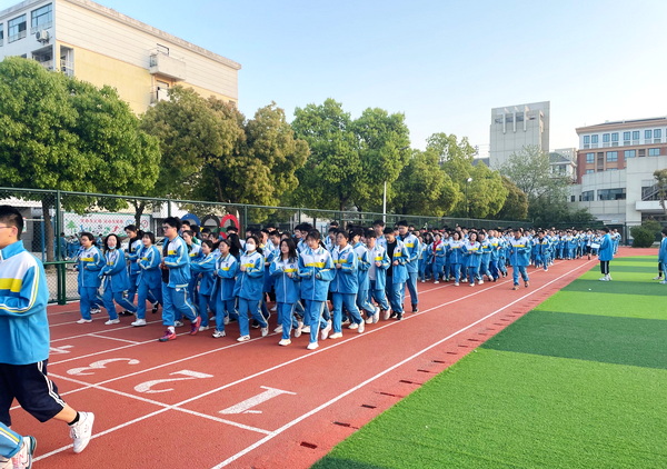 激扬斗志  力展风采——合肥卓越中学高二年级激情跑操